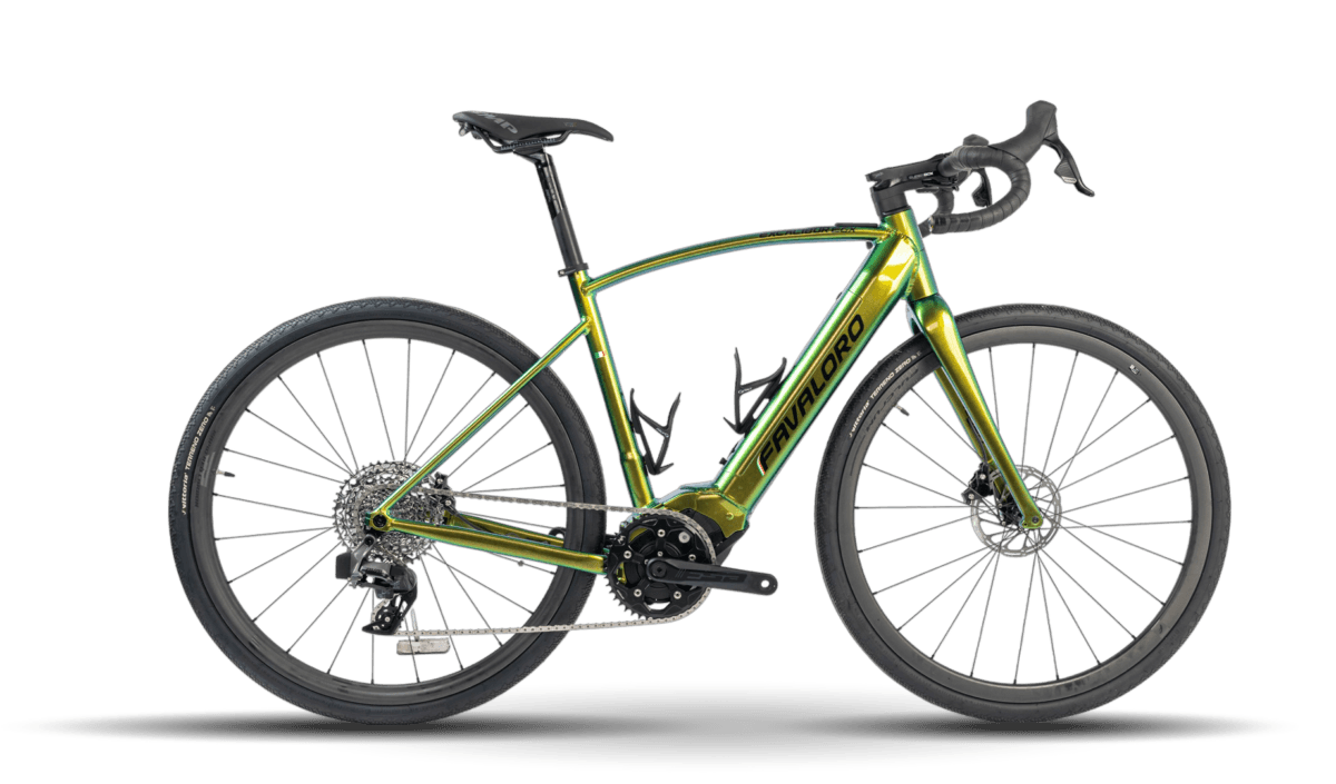 bici elettrica gravel modello excalibur egx telaio verde metallizzato con doppio porta borraccia vista laterale