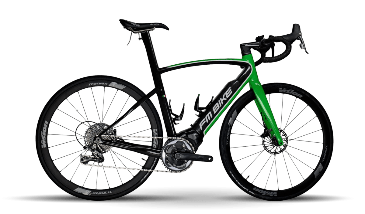 bici strada modello puma nte telaio verde e nero e scritte bianche con doppio porta borraccia vista laterale