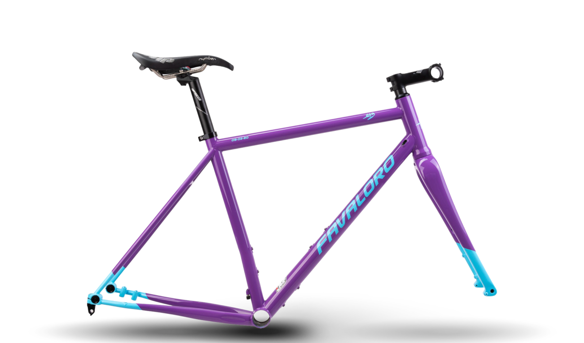 bike road modello race viola con scritte azzurre dettaglio telaio