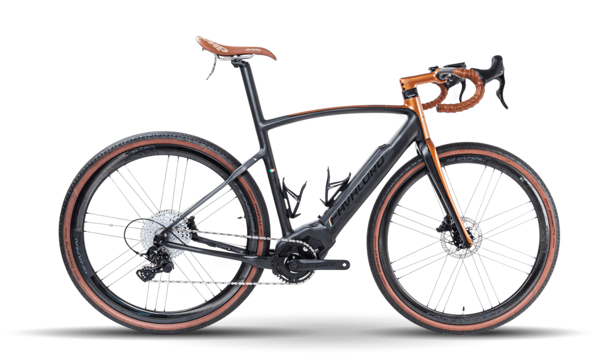 bici elettrica gravel modello puma egx con telaio nero opaco e color rame vista laterale