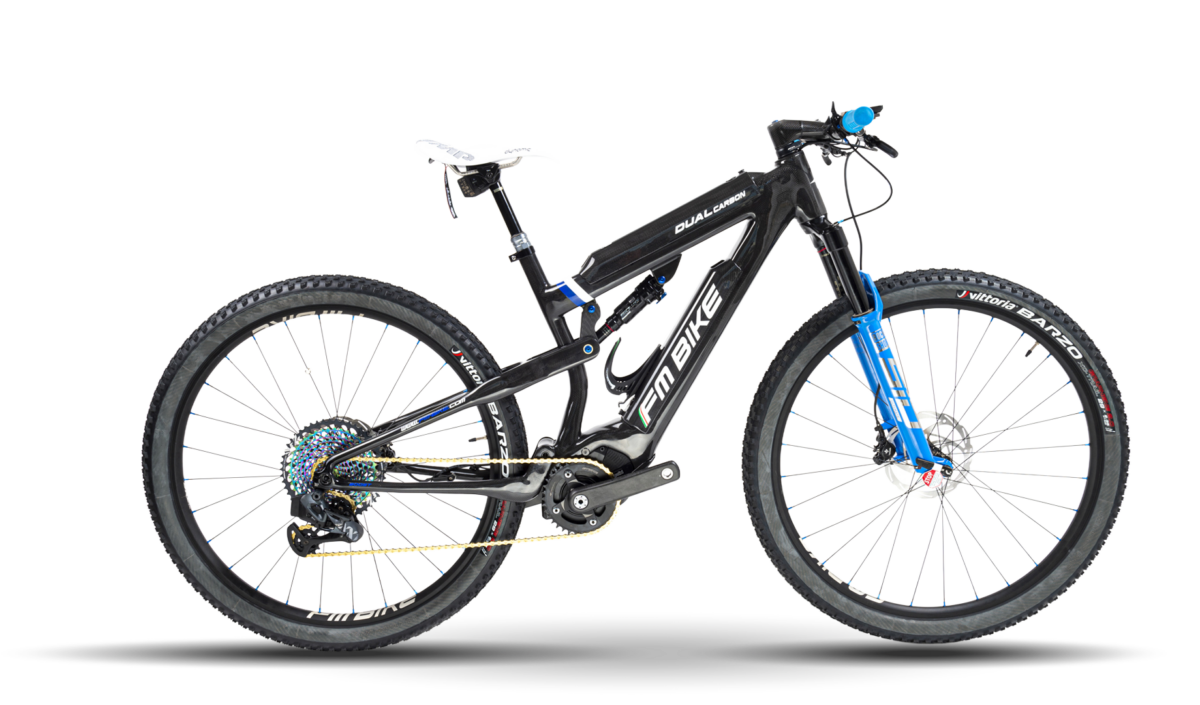 ebike mtb modello dual full carbonio nera forcelle e manopole blu elettrico e scritte bianche vista laterale