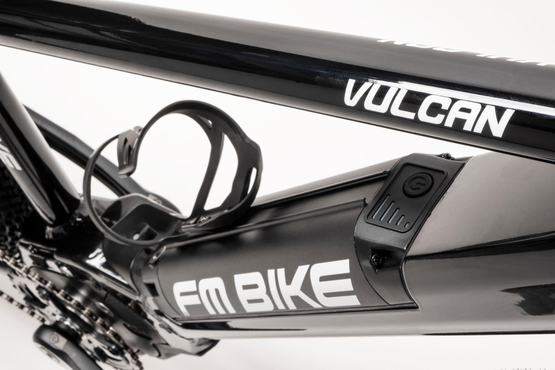 ebike mtb modello vulcan con telaio nero e scritta bianca dettaglio batteria integrata nel tubo diagonale