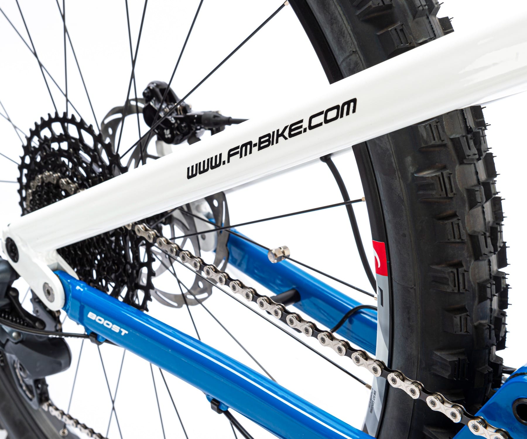 ebike mtb modello venom 720 dettaglio scritta nera sul fodero verticale