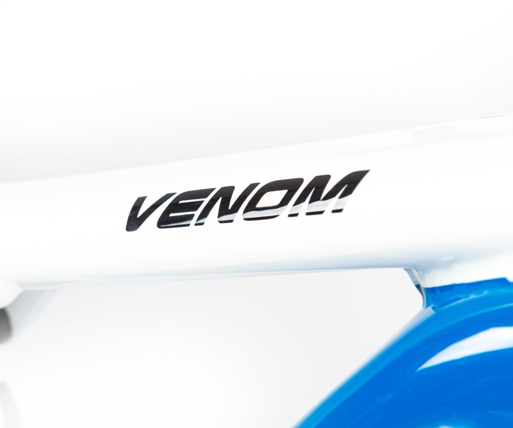 ebike mtb modello venom 720 dettaglio tubo superiore con scritta nera