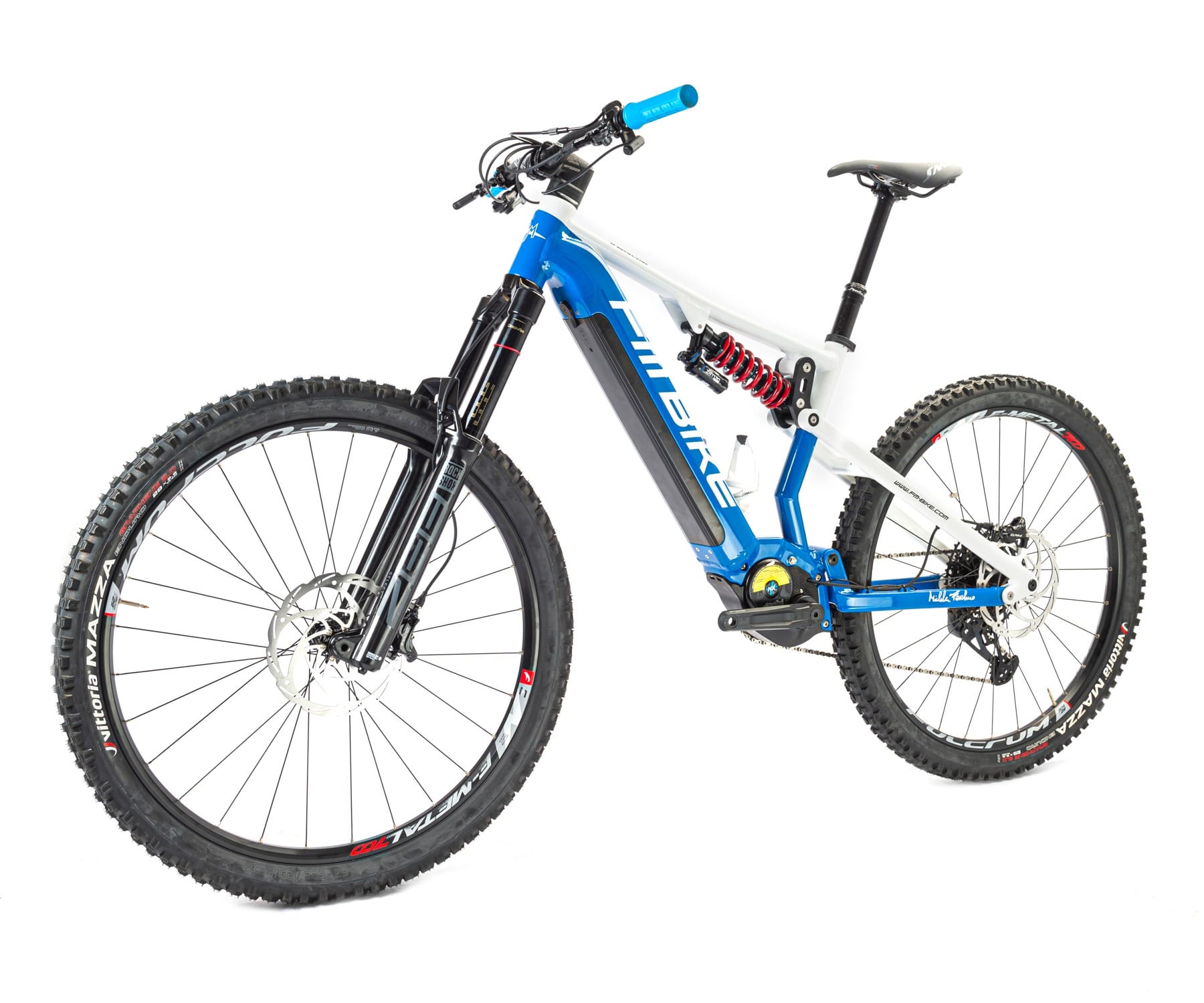 ebike mtb modello venom 720 vista laterale con manubrio rivolto a sinistra