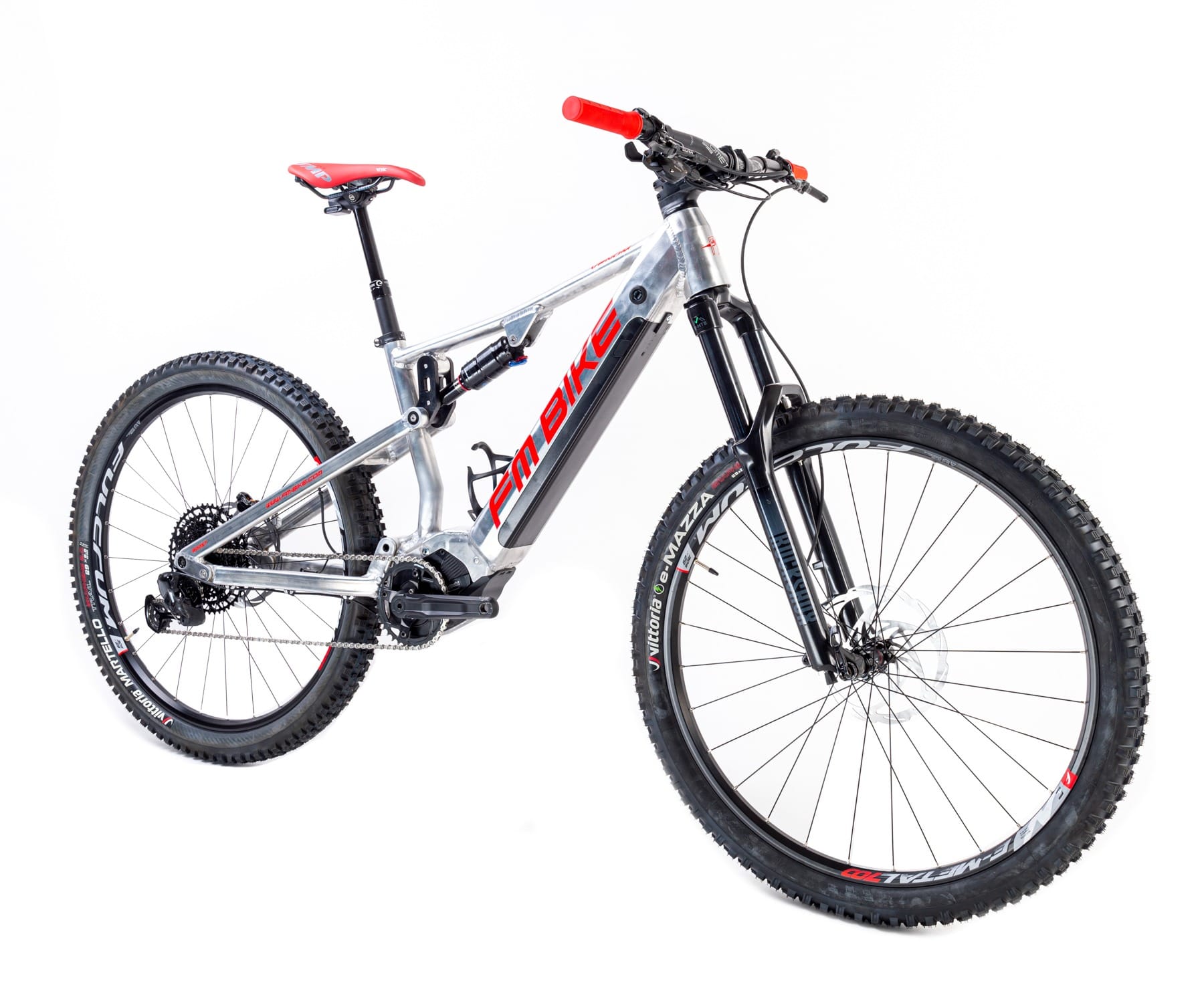 ebike mtb modello venom 720 telaio grigio con scritte sella e manopole rosse, forcelle manubrio e reggisella neri