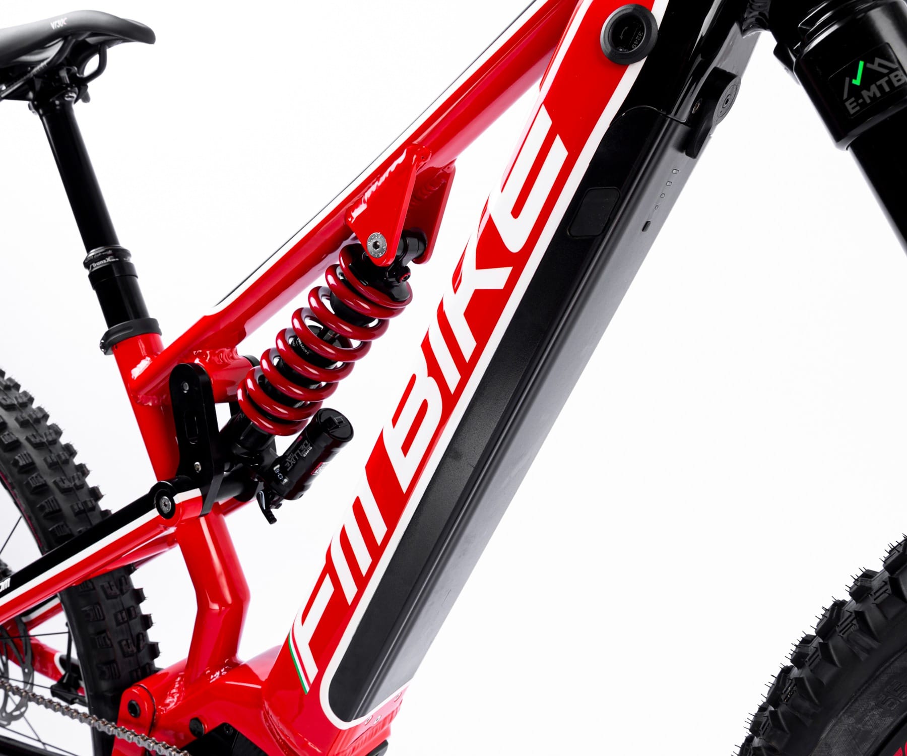 ebike mtb modello venom 720 telaio rosso e nero con scritta bianca