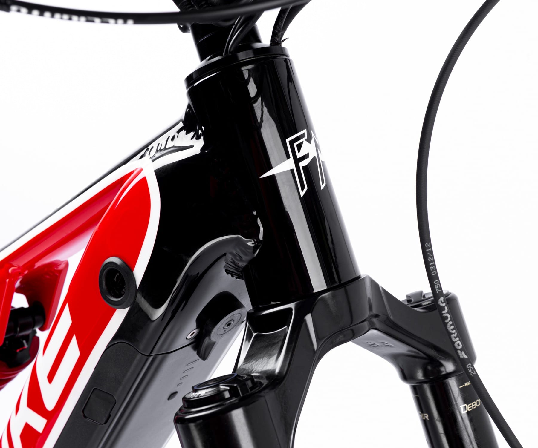 ebike mtb modello venom 720 dettaglio tubo sterzo nero lucido