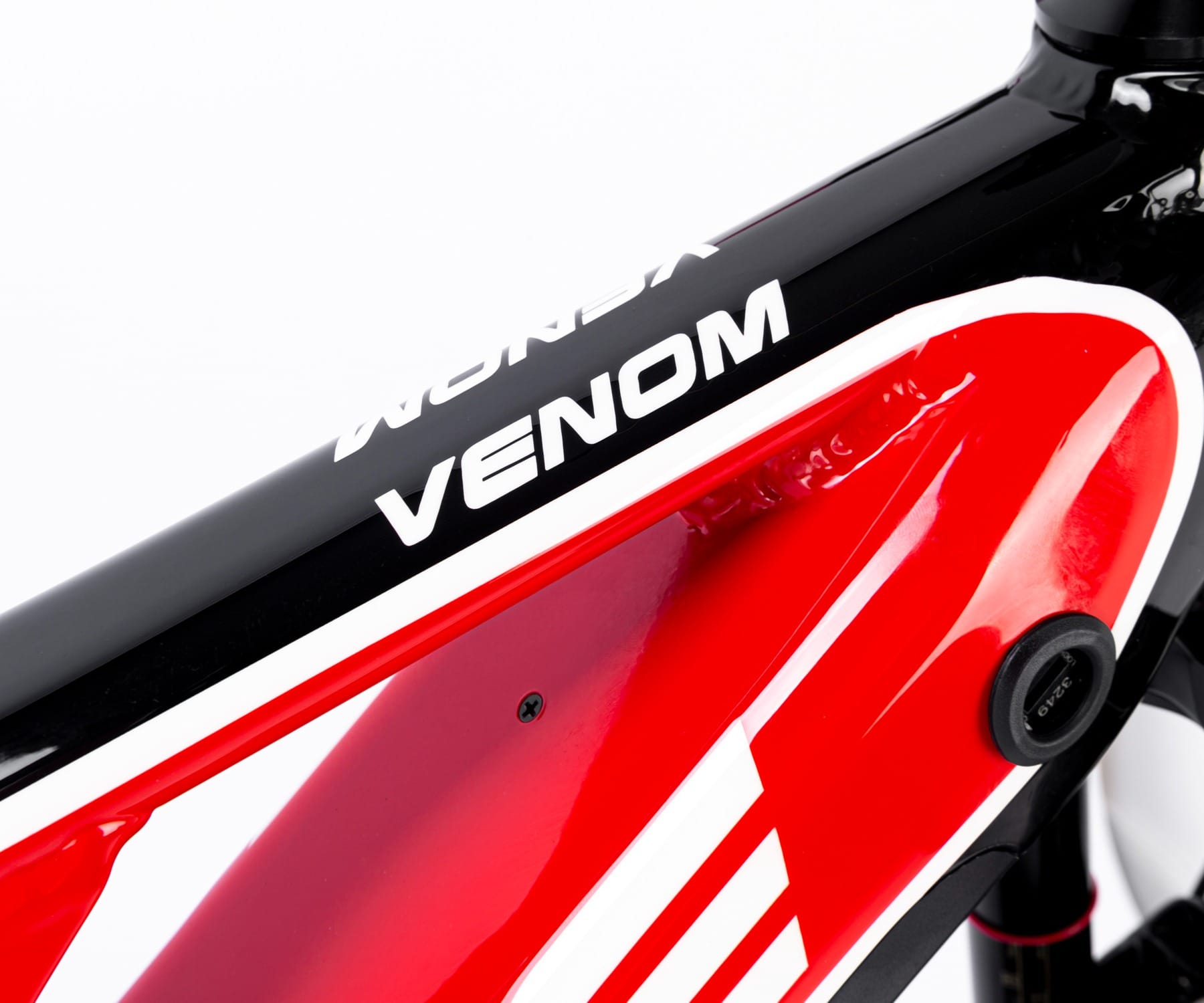 ebike mtb modello venom 720 dettaglio scritta bianca sul tubo superiore
