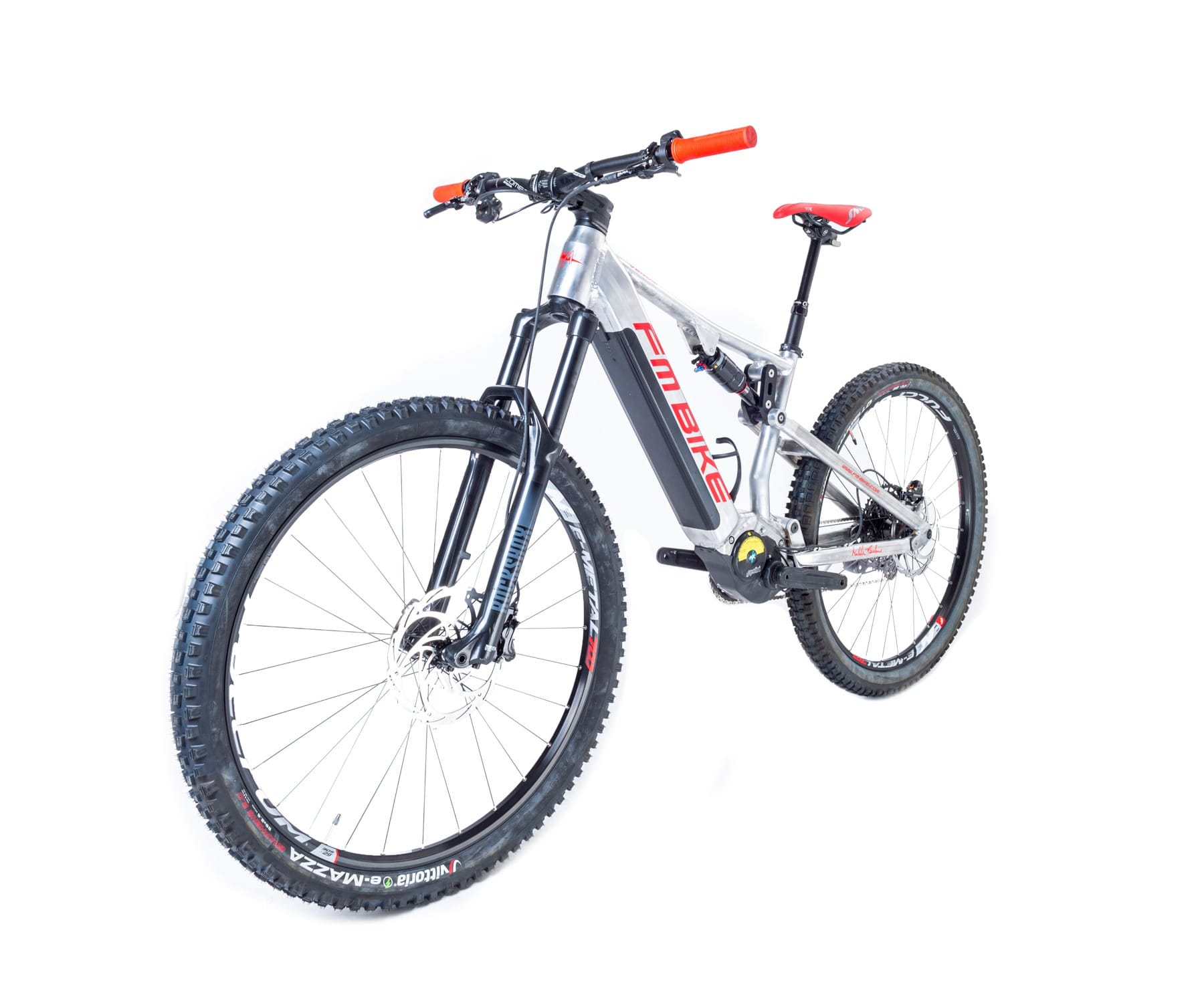 ebike mtb modello venom 720 telaio grigio con scritte sella e manopole rosse