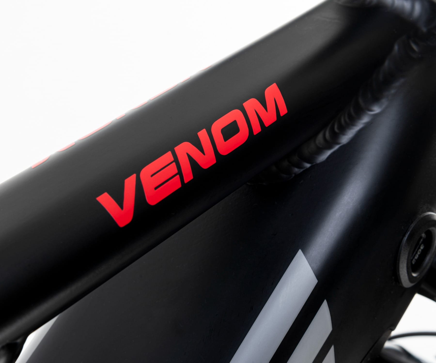 ebike mtb modello venom 720 nera dettaglio scritta rossa sul tubo superiore