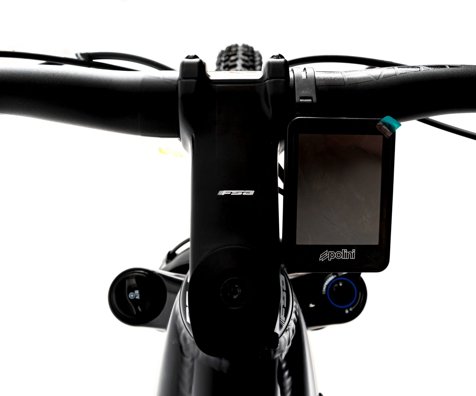 ebike mtb modello venom 720 nera dettaglio manubrio con display