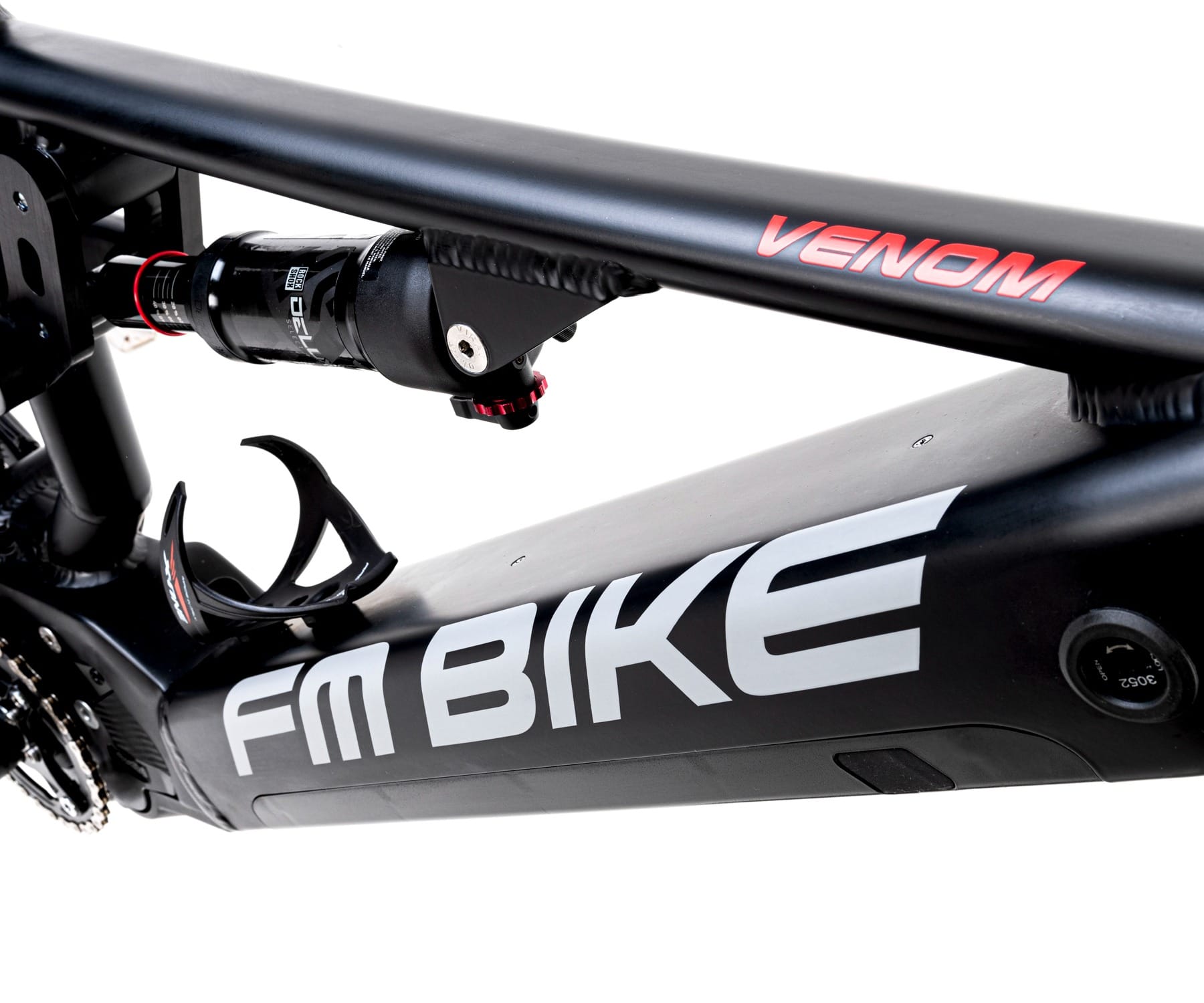 ebike mtb modello venom 720 nera con scritte bianche e rosse e porta borraccia