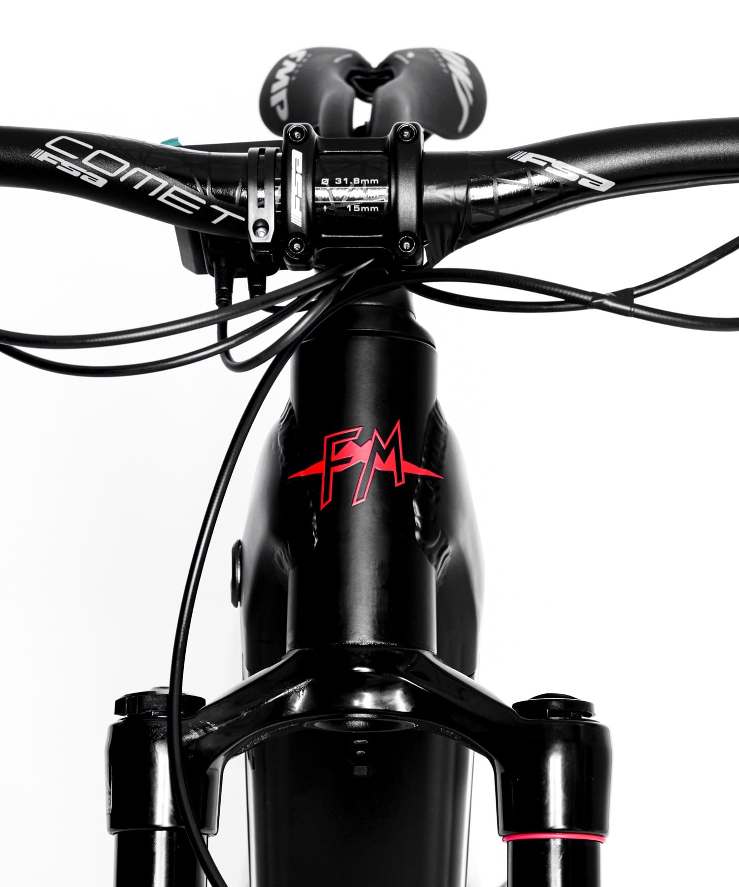 ebike mtb modello venom 720 nera vista frontale dettaglio manubrio e tubo sterzo con scritta rossa