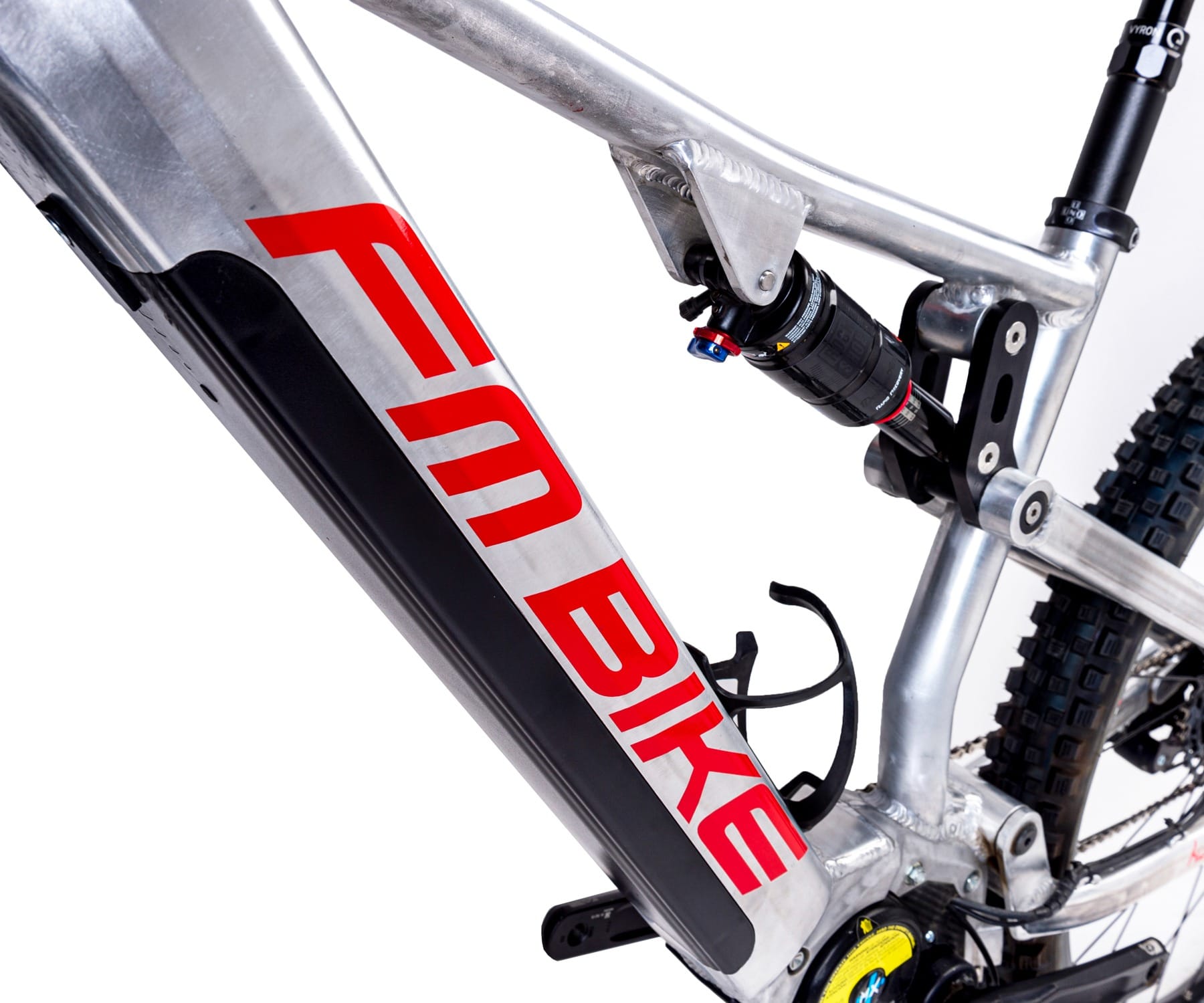 ebike mtb modello venom 720 telaio grigio dettaglio telaio grigio con scritte rosse e porta borraccia sul tubo diagonale