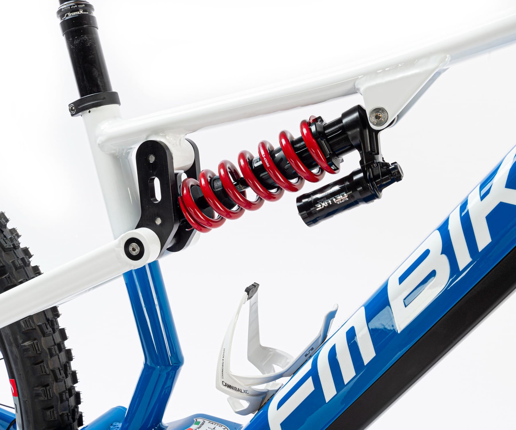 ebike mtb modello venom 720 dettaglio ammortizzatore a molla posteriore e porta borraccia tubo diagonale